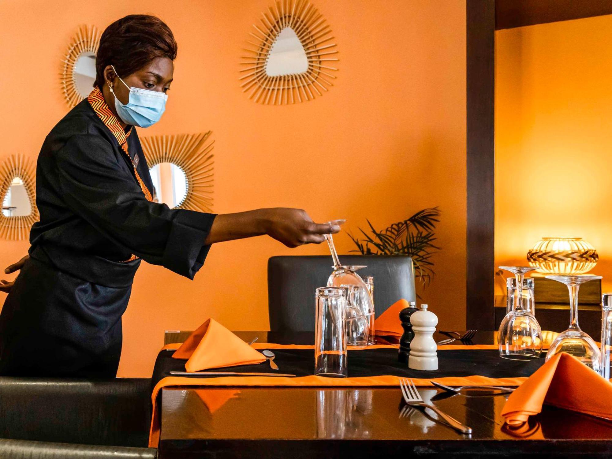 พูลแมน ลูบุมบาชี Hotel ภายนอก รูปภาพ
