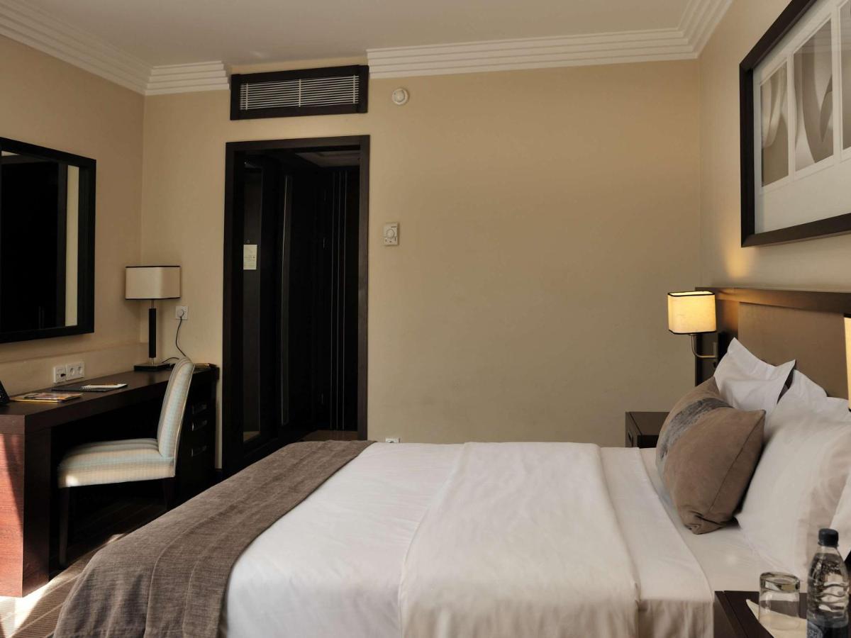 พูลแมน ลูบุมบาชี Hotel ภายนอก รูปภาพ