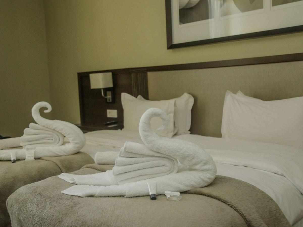 พูลแมน ลูบุมบาชี Hotel ภายนอก รูปภาพ