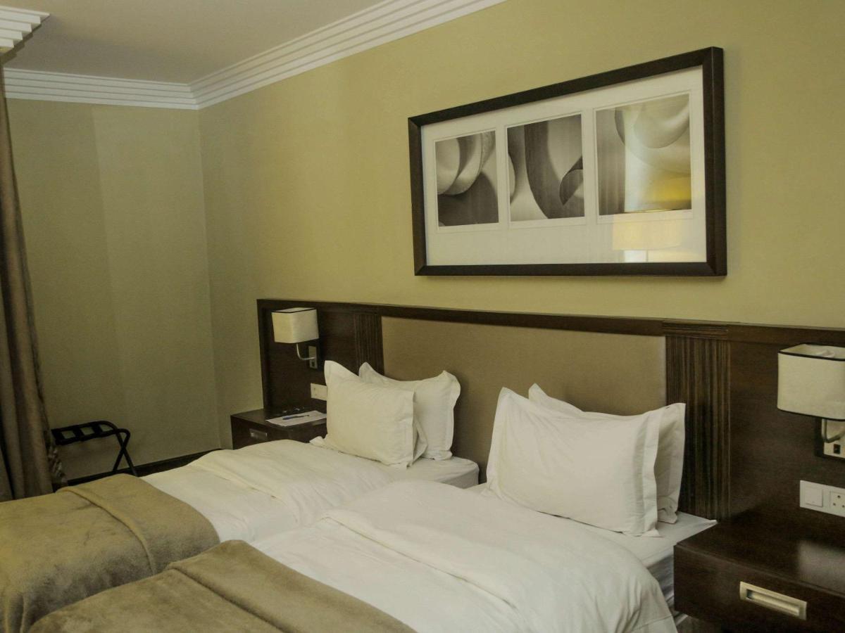 พูลแมน ลูบุมบาชี Hotel ภายนอก รูปภาพ